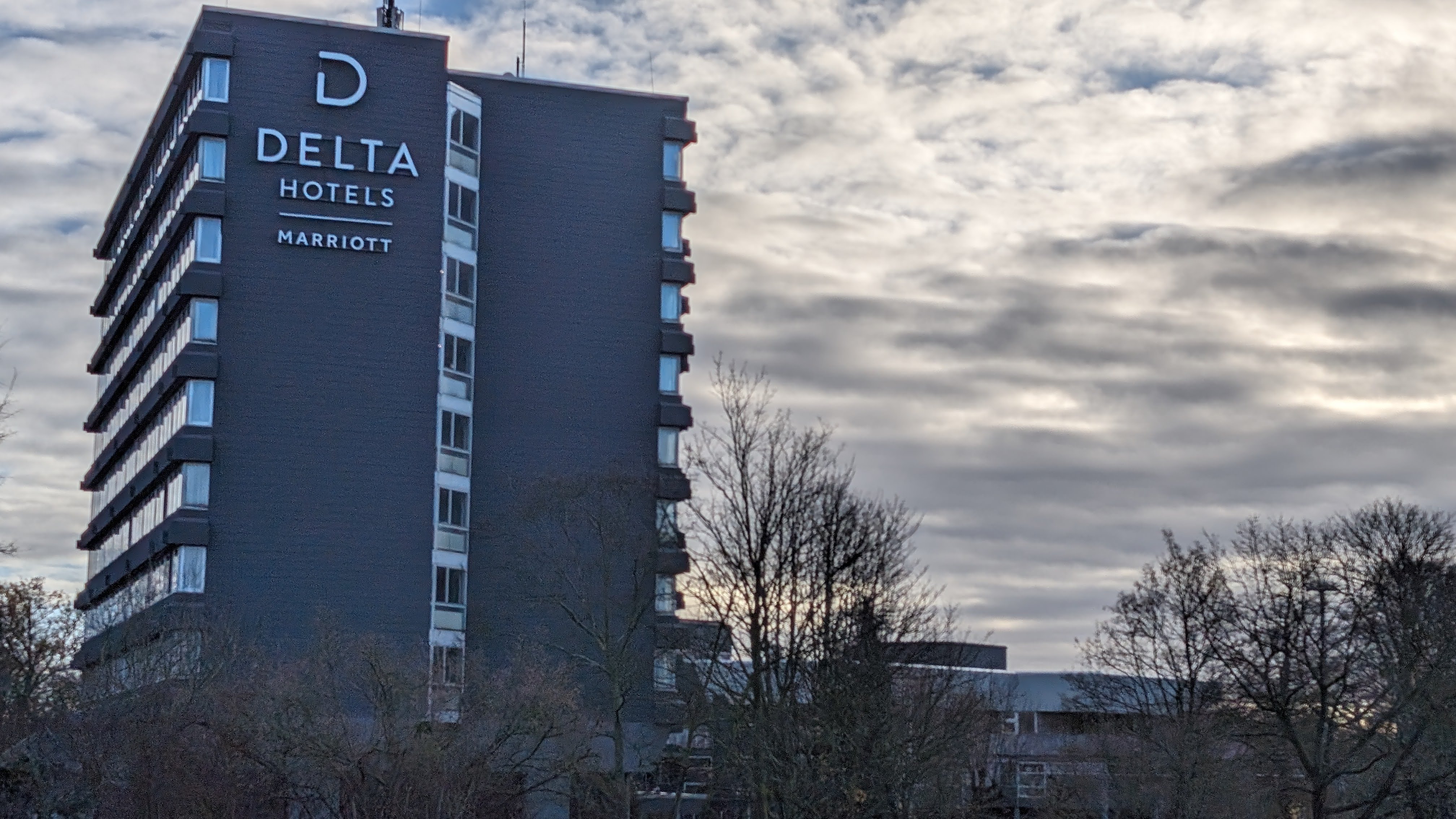 Das DELTA HOTELS in Leverkusen im Dezember 2023 fotografiert von der gegenüberliegenden Straßenseite